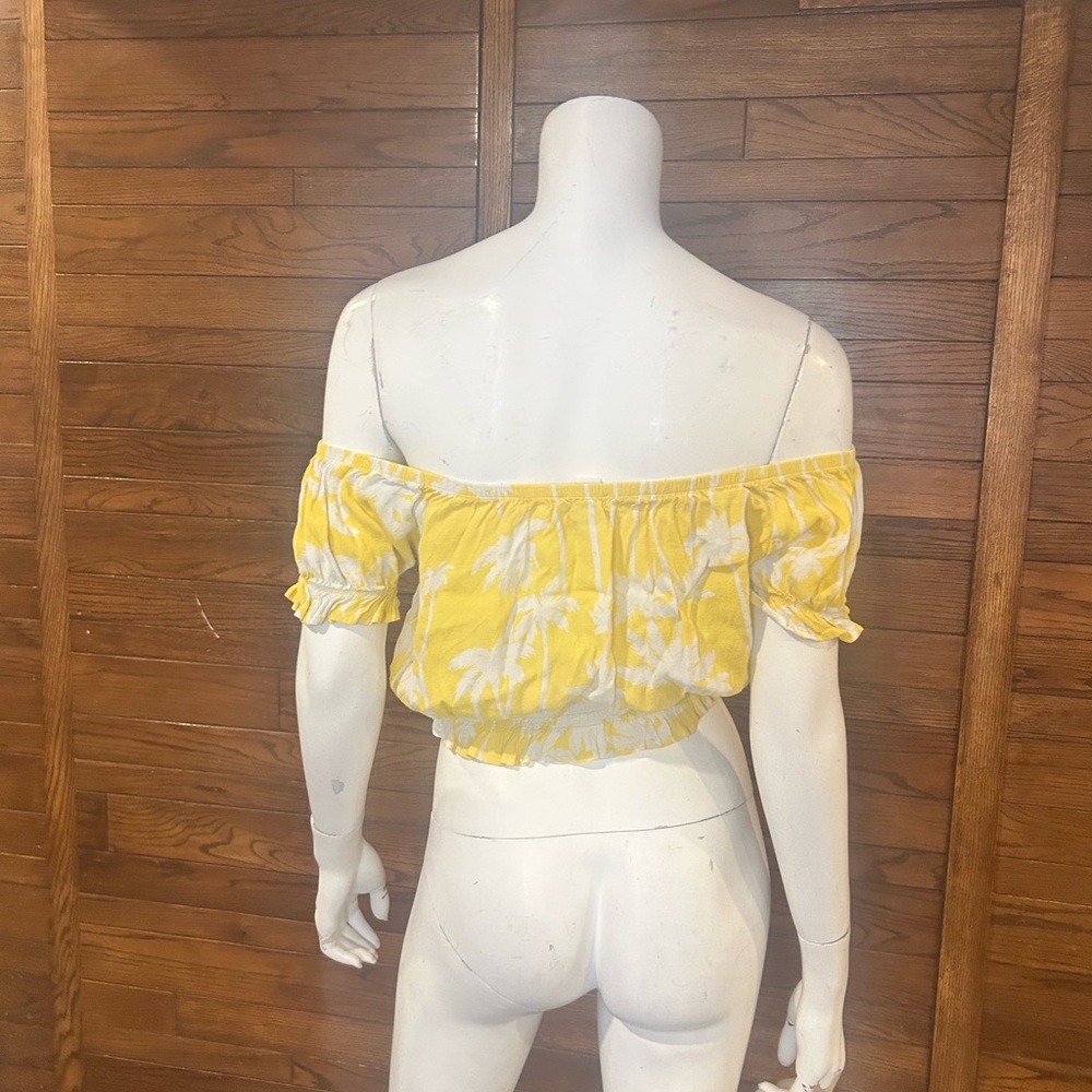 Forever 21. Size small. Crop top. Yellow Floral Off-Shoulder Top - Picture 4 of 5